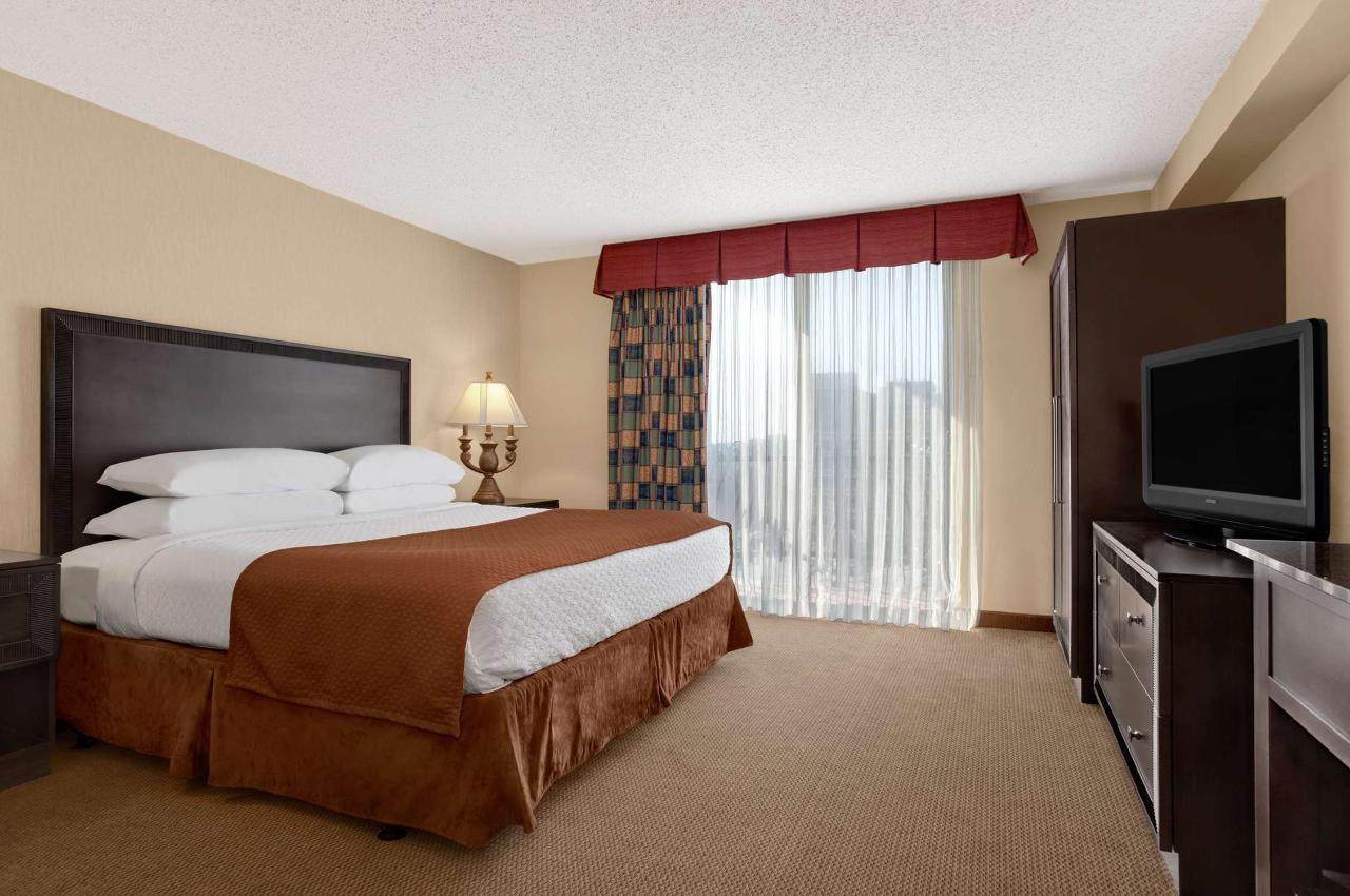 Hotel Embassy Suites by Hilton Kansas City Plaza, USA - www.trivago.ie